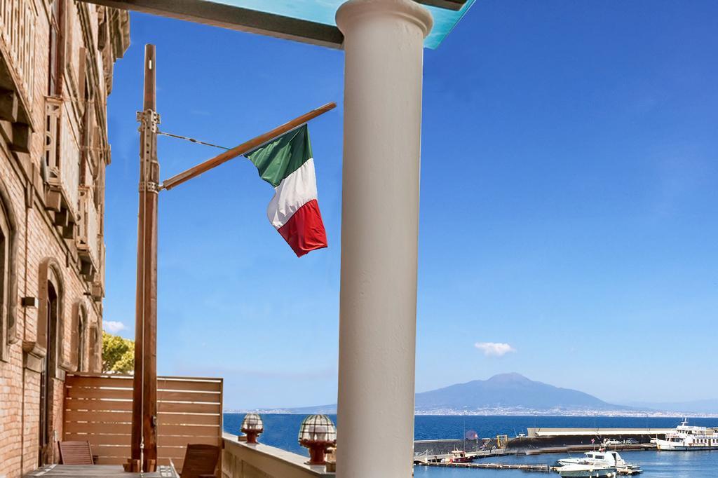 Yacht Club Capo Cervo Suites B&B Sorrento Bagian luar foto