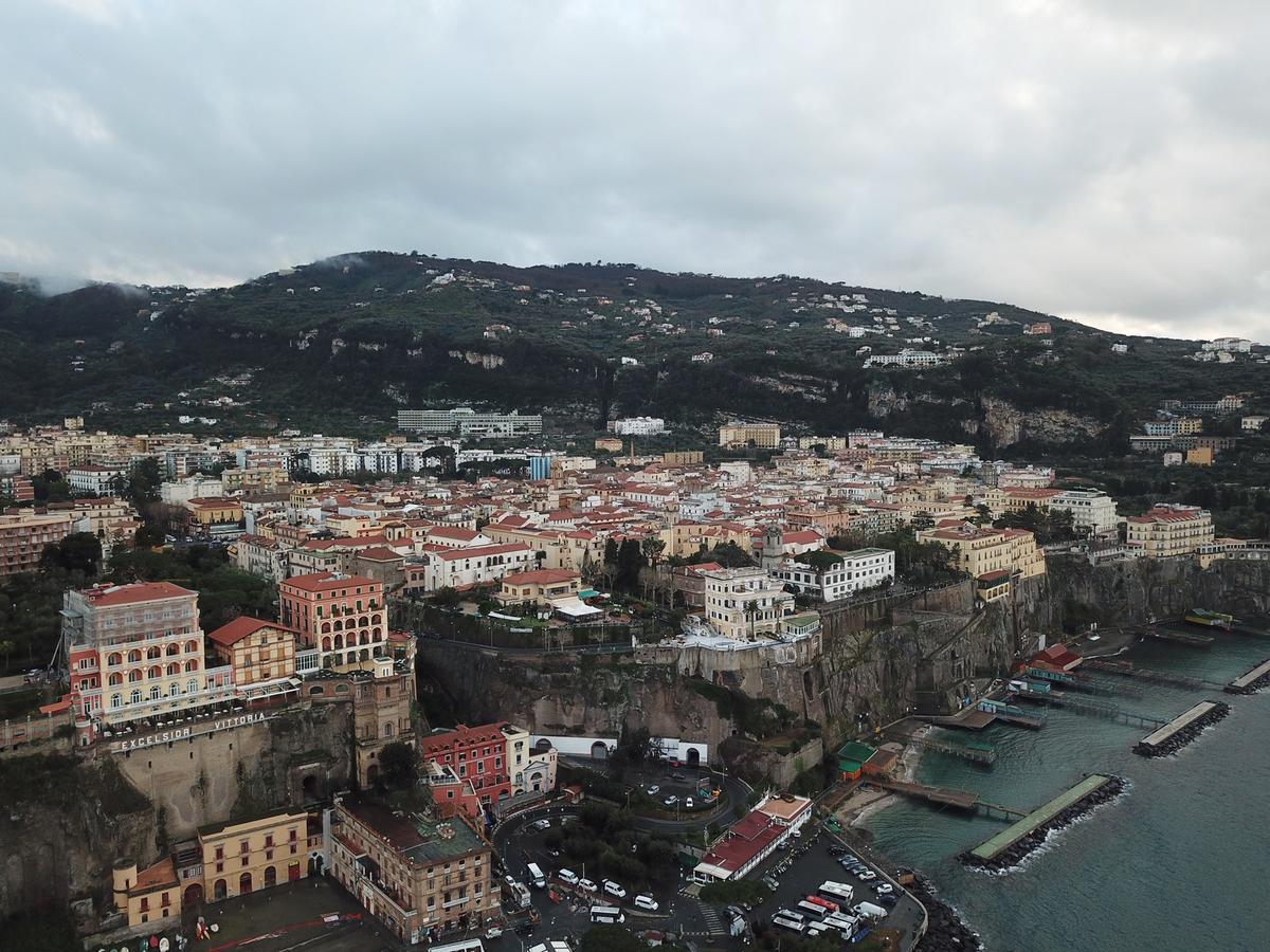 Yacht Club Capo Cervo Suites B&B Sorrento Bagian luar foto