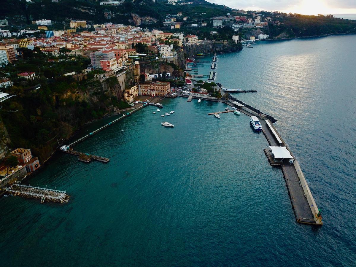 Yacht Club Capo Cervo Suites B&B Sorrento Bagian luar foto