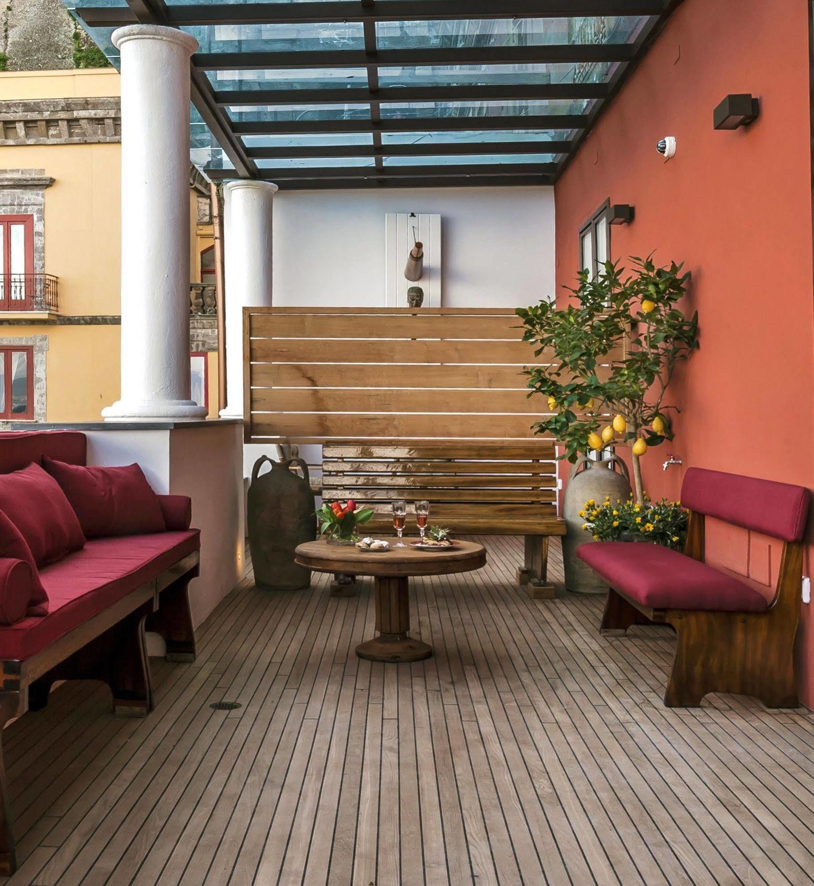 Yacht Club Capo Cervo Suites B&B Sorrento Bagian luar foto
