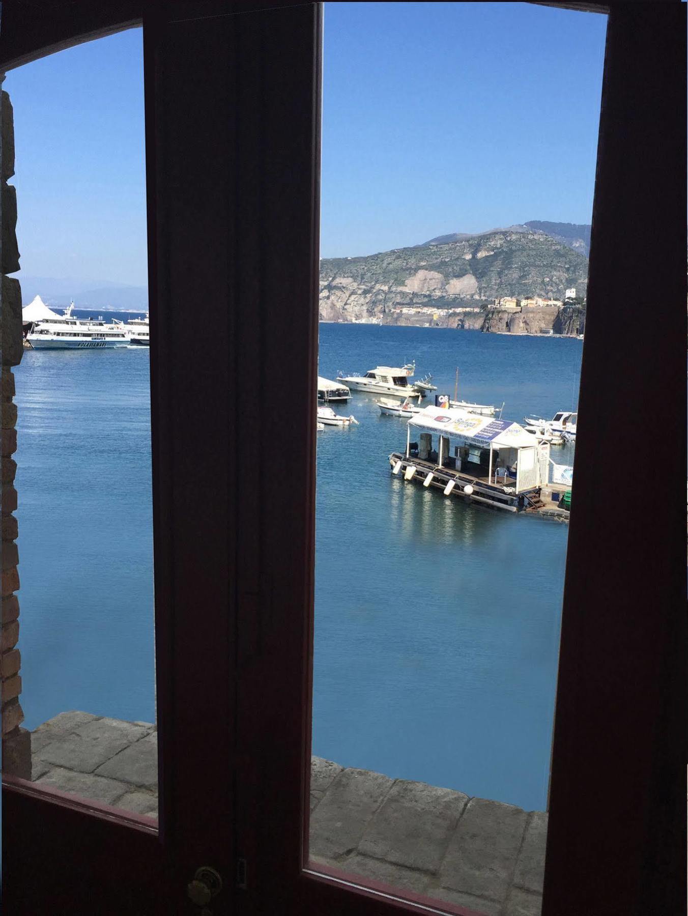 Yacht Club Capo Cervo Suites B&B Sorrento Bagian luar foto
