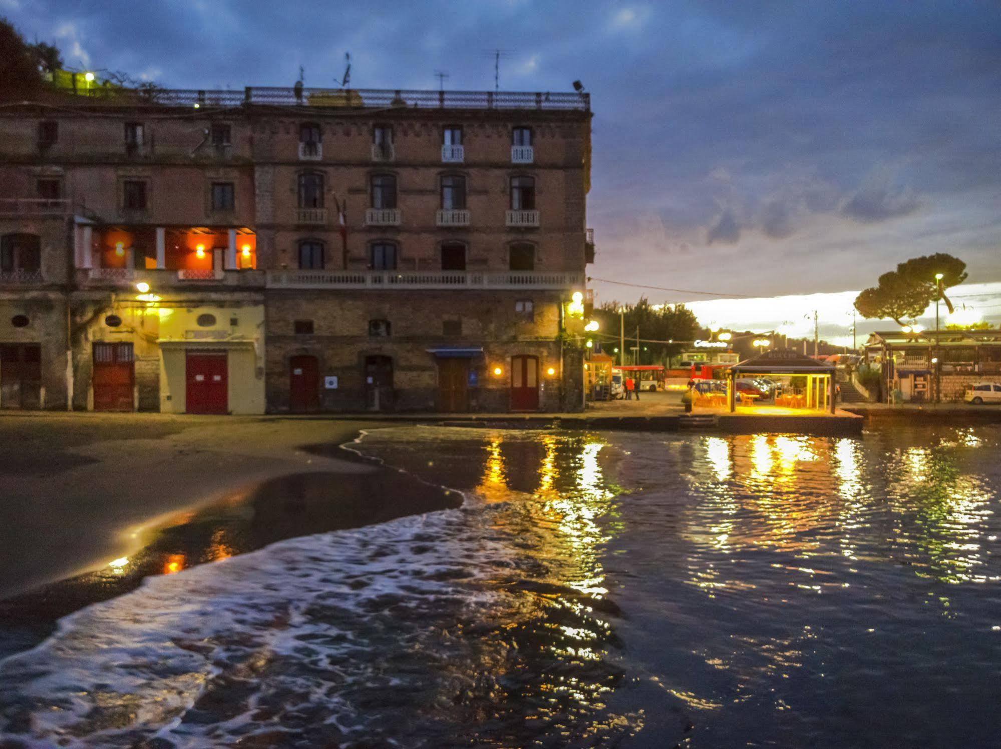 Yacht Club Capo Cervo Suites B&B Sorrento Bagian luar foto