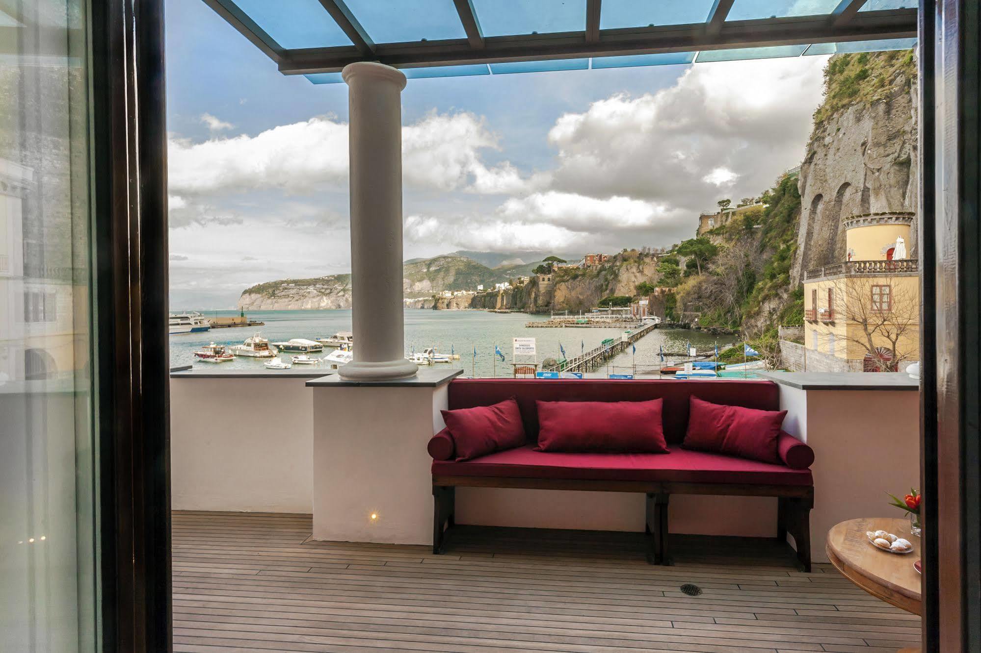 Yacht Club Capo Cervo Suites B&B Sorrento Bagian luar foto