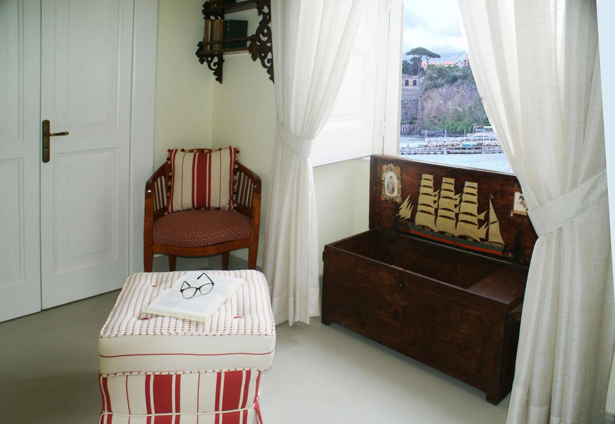 Yacht Club Capo Cervo Suites B&B Sorrento Bagian luar foto