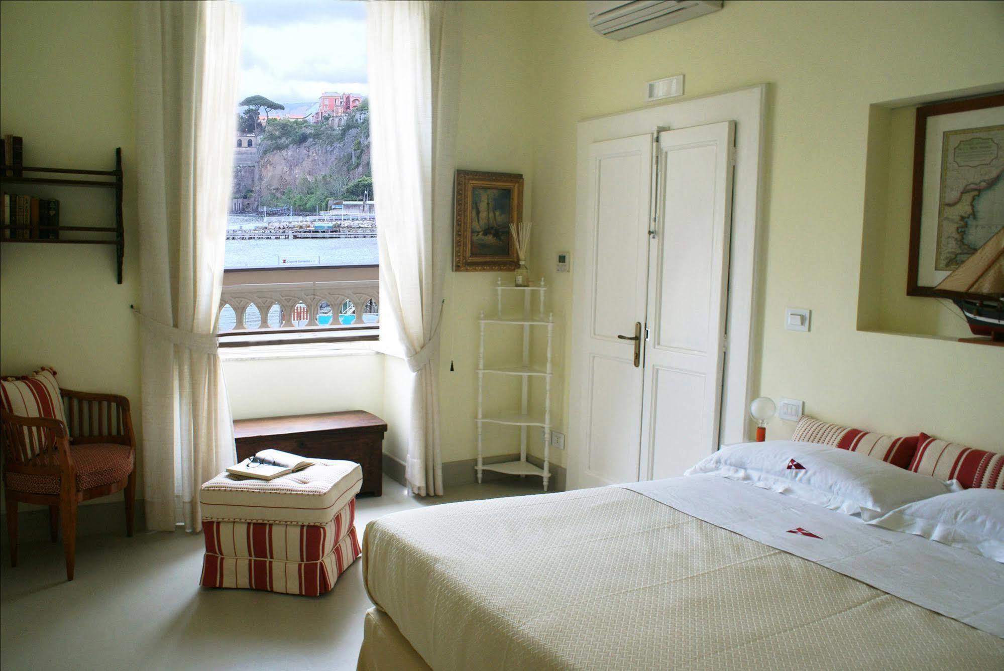 Yacht Club Capo Cervo Suites B&B Sorrento Bagian luar foto