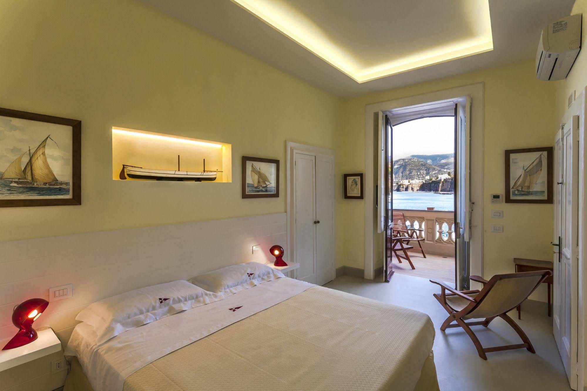 Yacht Club Capo Cervo Suites B&B Sorrento Bagian luar foto