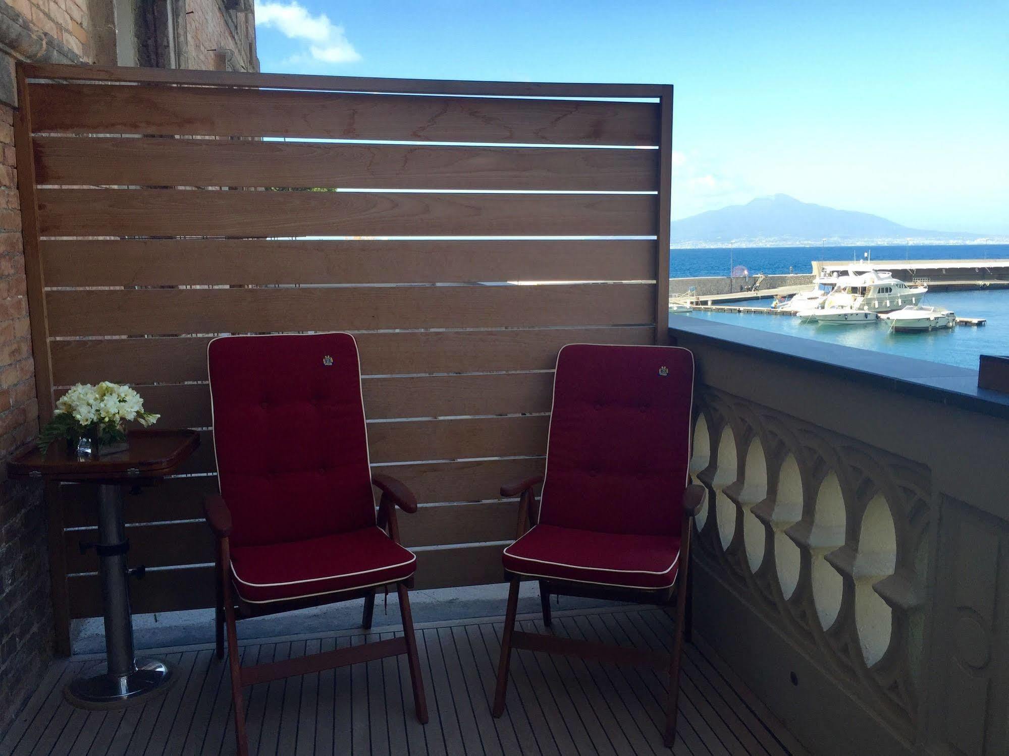 Yacht Club Capo Cervo Suites B&B Sorrento Bagian luar foto