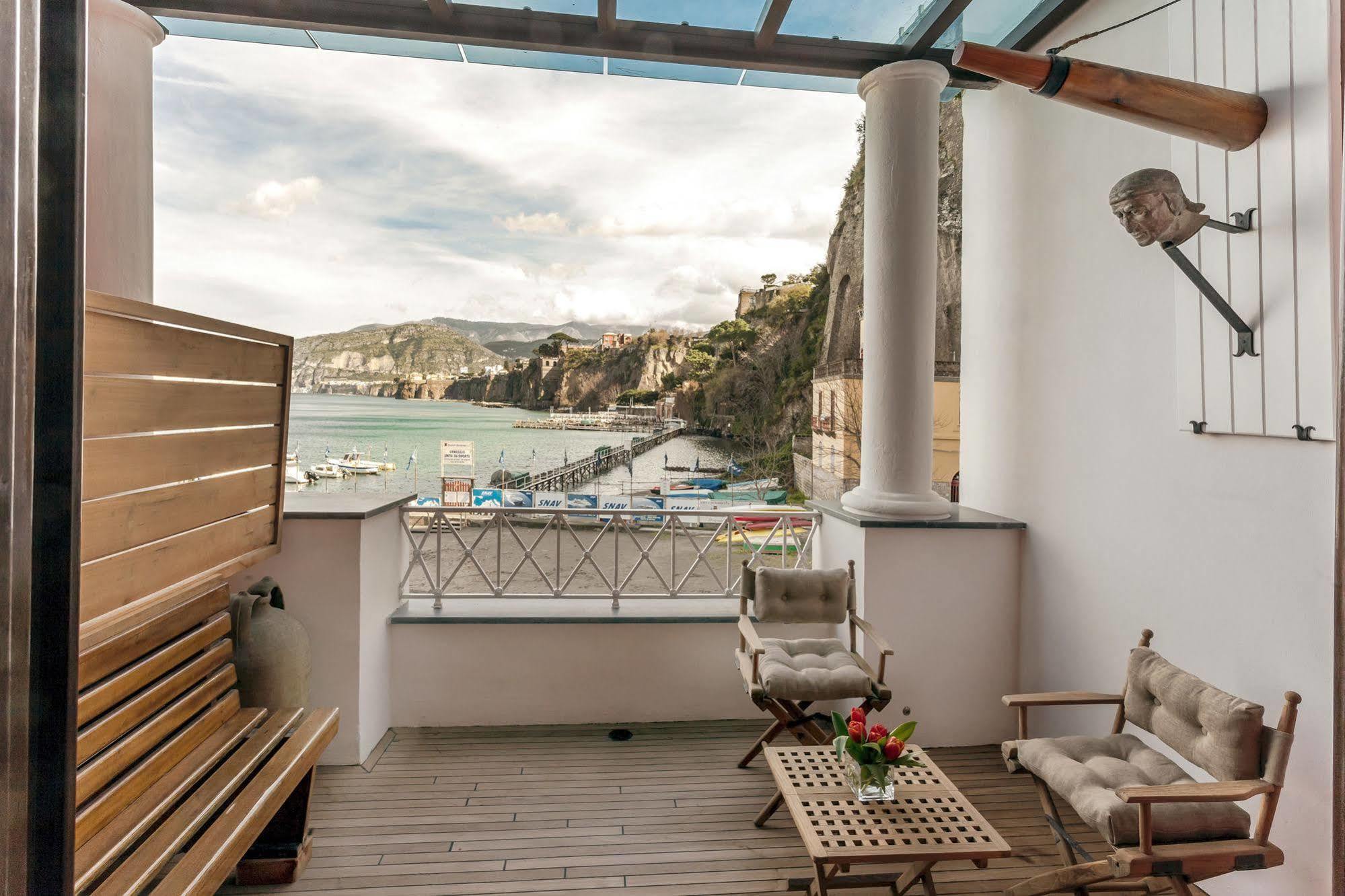 Yacht Club Capo Cervo Suites B&B Sorrento Bagian luar foto