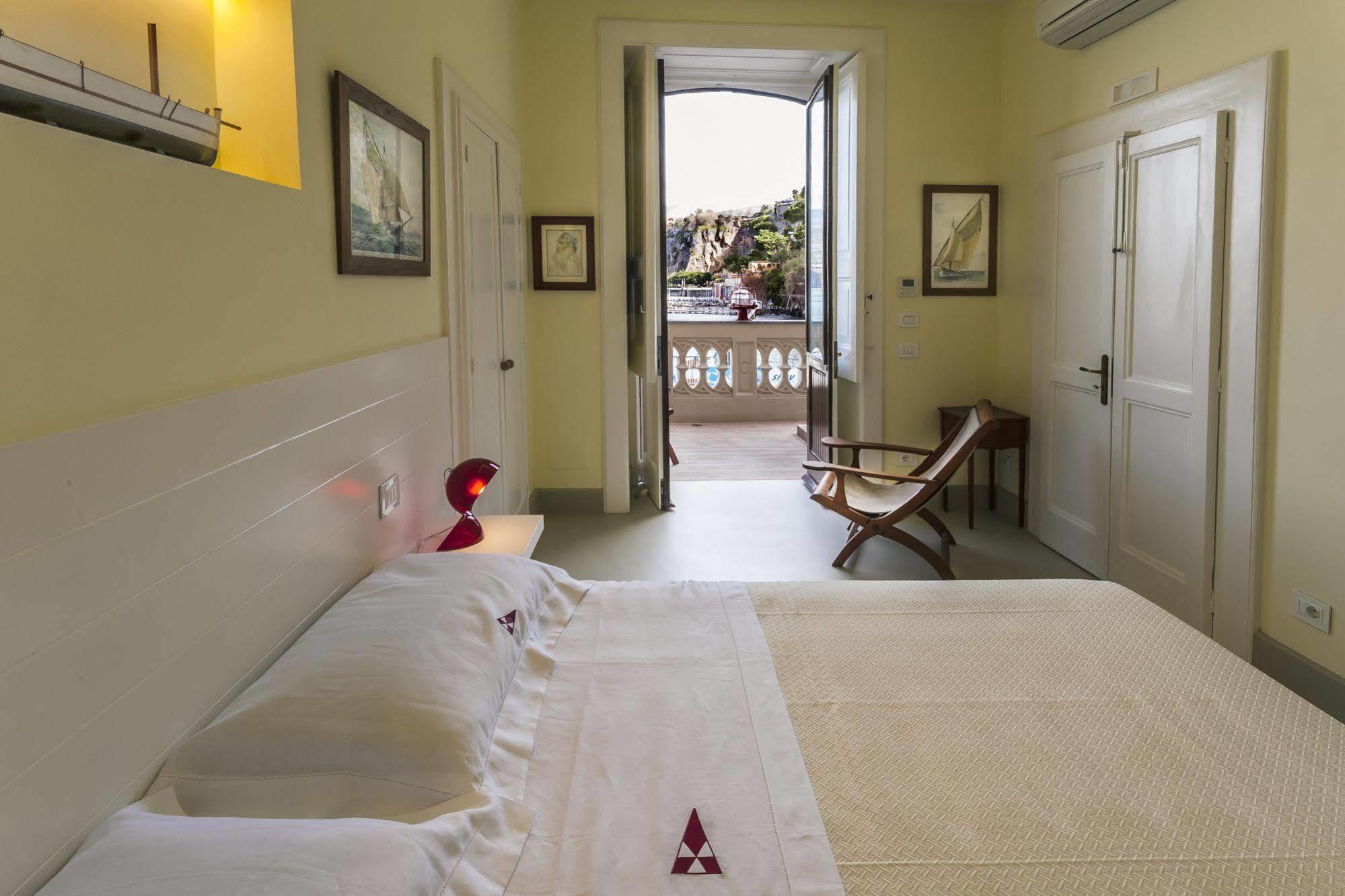 Yacht Club Capo Cervo Suites B&B Sorrento Bagian luar foto