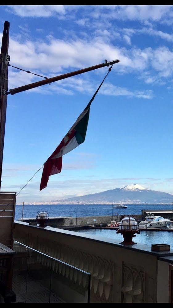 Yacht Club Capo Cervo Suites B&B Sorrento Bagian luar foto