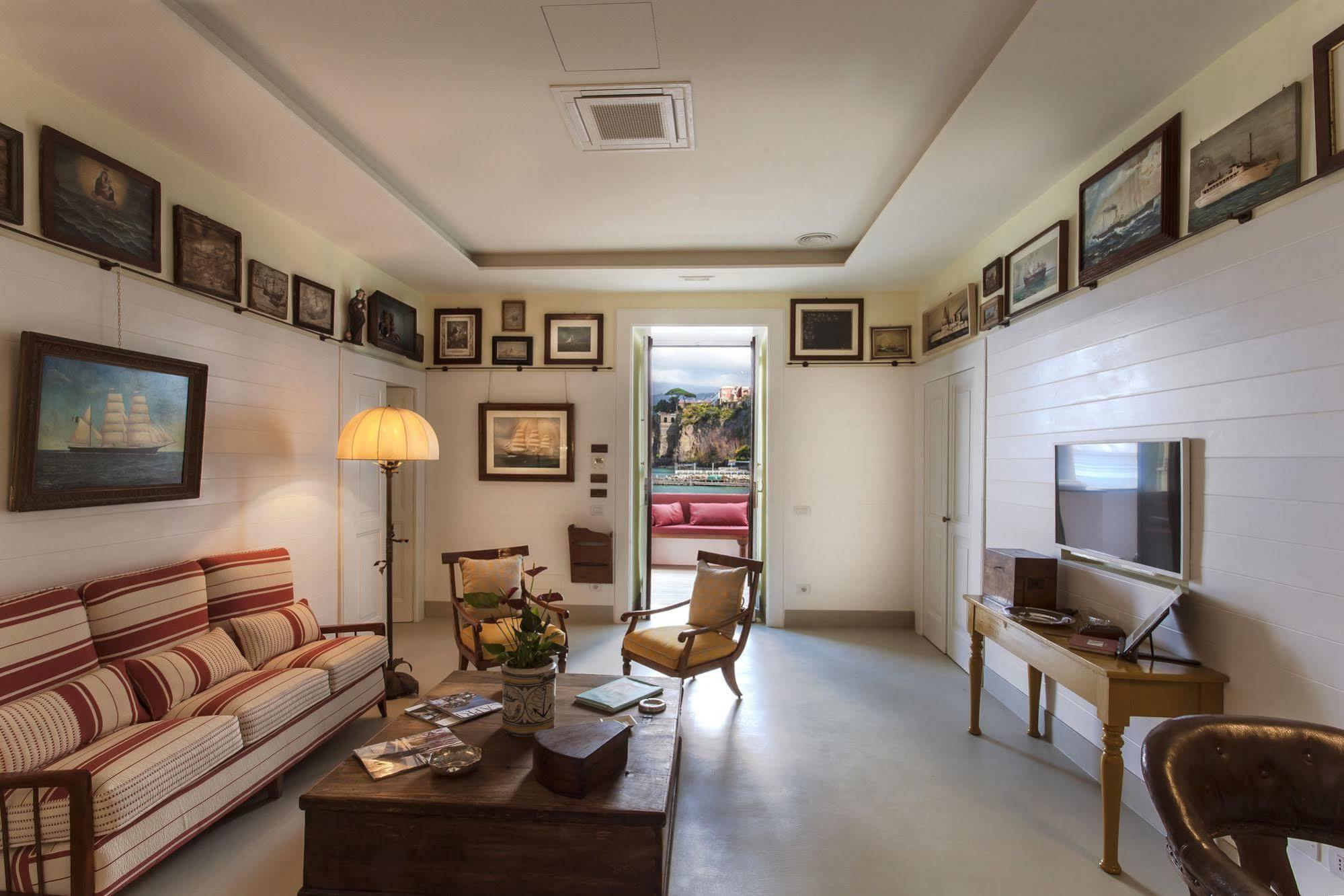 Yacht Club Capo Cervo Suites B&B Sorrento Bagian luar foto