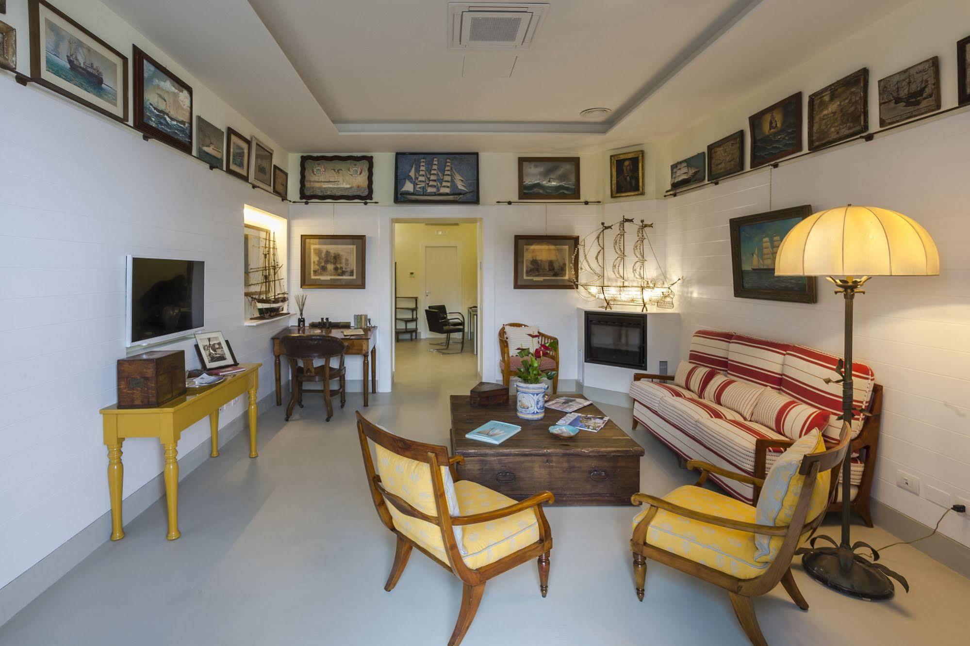 Yacht Club Capo Cervo Suites B&B Sorrento Bagian luar foto