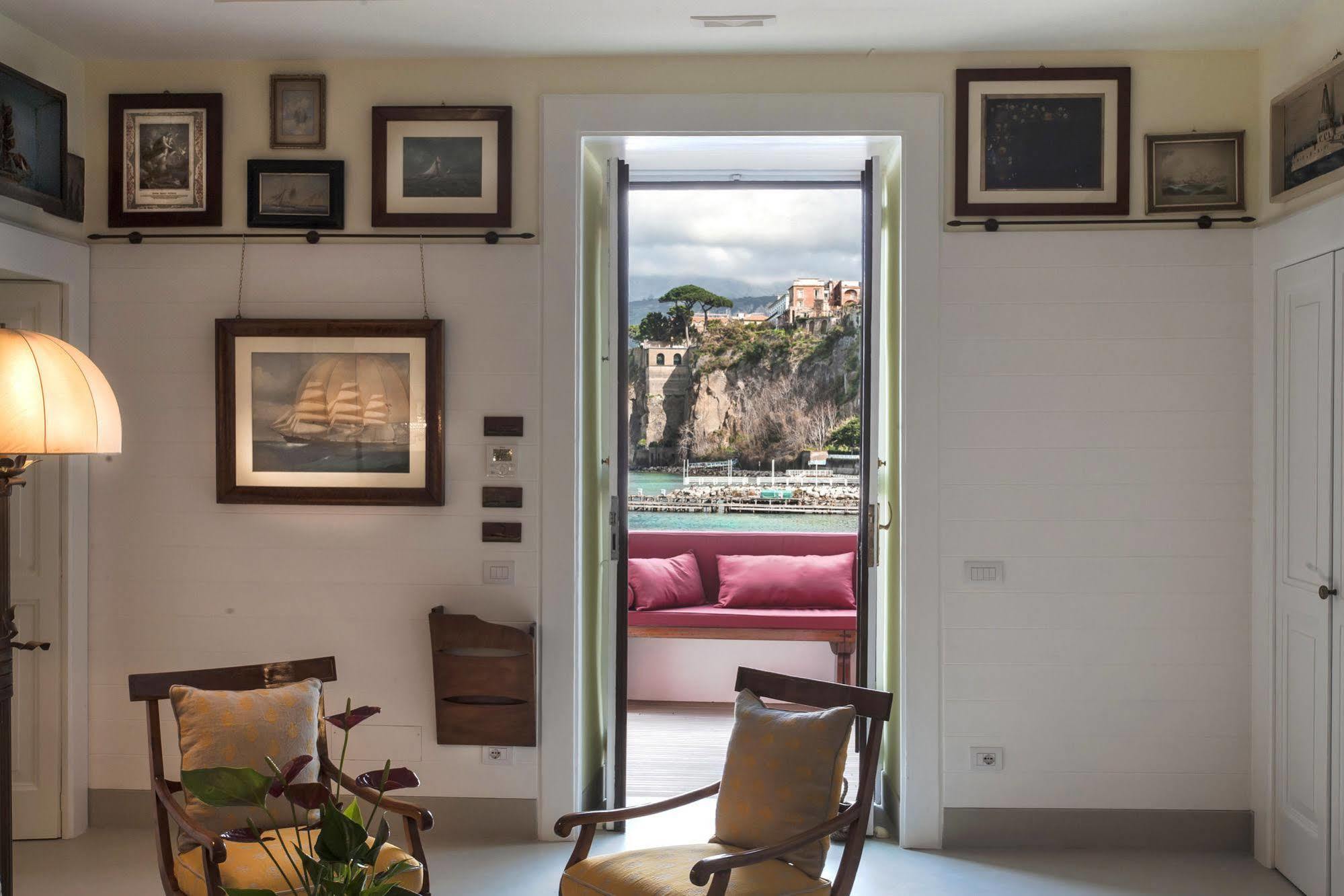 Yacht Club Capo Cervo Suites B&B Sorrento Bagian luar foto